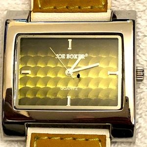 (948)Vintage Joe Boxer Quartz Ladies Watch with a Leather Band..